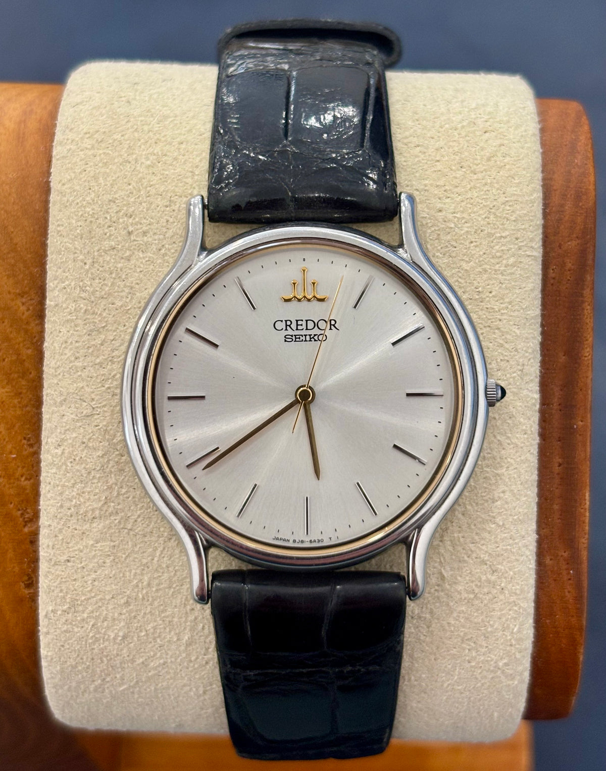 CREDOR 8J81-6A30 Men — Silver Dial — Circa. 1990s